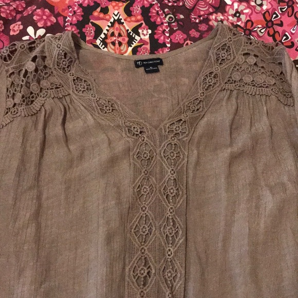 3/$15🌻Light brown peasant top - Picture 2 of 5